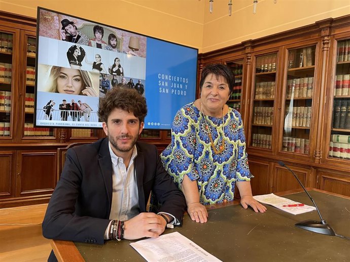 La alcaldesa de Segovia, Clara Luquero, y el concejal de Cultura, Alberto Espinar.