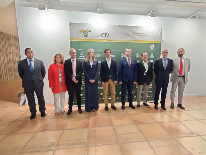 El presidente de la Asociación 19 de Abril, Ramón Guarido (quinto por la izquierda), junto al consejero Gerardo Dueñas (sexto) y el resto de autoridades en el Congreso Internacional de Vacuno en Salamanca.