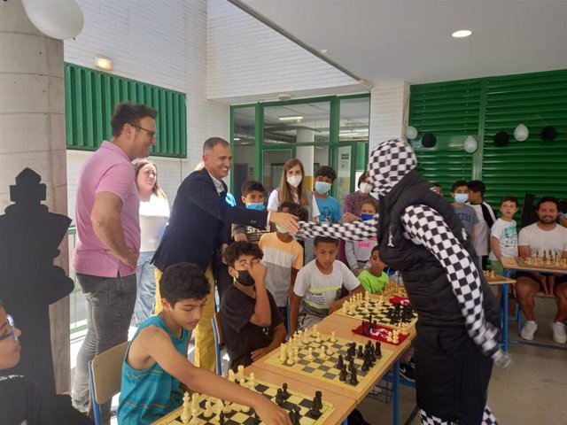 Alumnos del CEIP Juan Sebastián El Cano juegan al ajedrez