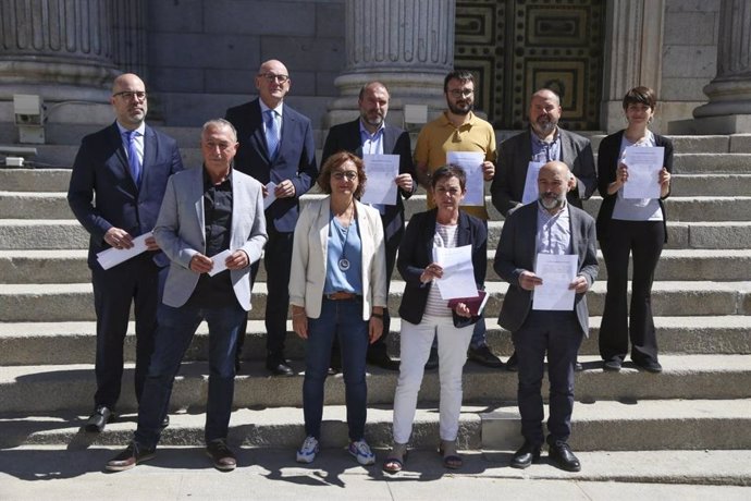 Representantes de Unidas Podemos, ERC, Junts, PDeCat, BNG, Más País, Compromís, PNV , Bildu y la CUP posan con su propuesta para permitir el uso de lenguas cooficiales de forma generalizada en el Congreso.