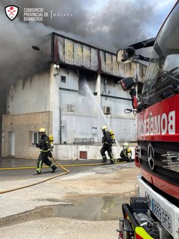 Bomberos del Consorcio Provincial actúan en la extinción de un incendio en una nave cárnica en Humilladero