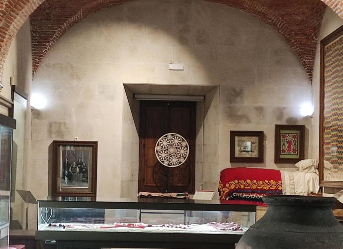 La artista Rosario Serrano expone en el Museo Etnográfico Textil Pérez Enciso de Plasencia sus 'Soles que atrapan la luz'