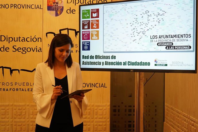 Sara Dueñas presenta los datos de implantación de las oficinas de atención al ciudadano.
