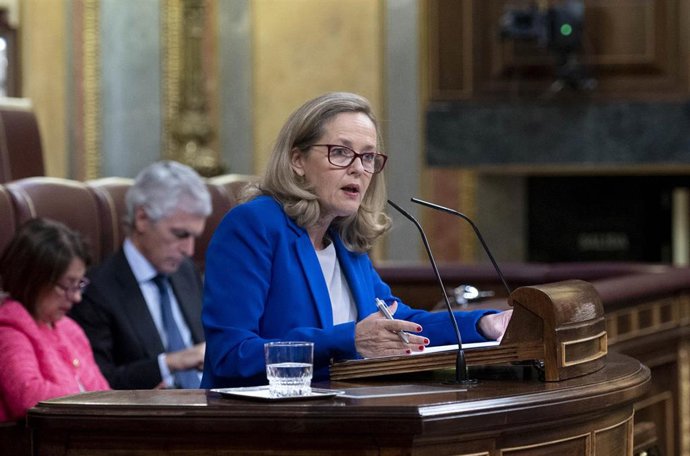La vicepresidenta primera y ministra de Asuntos Económicos y Transformación Digital, Nadia Calviño, interviene en una sesión plenaria en el Congreso 