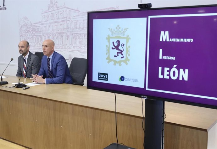 El alcalde de León, José Antonio Diez, junto al gerente de la UTE de Mantenimiento.
