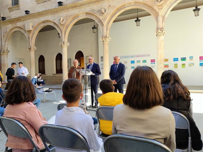 El presidente de la Diputación de Salamanca, Javier Iglesias (c), interviene en la entrega de premios junto al presidente de la Fundación Venancio Blanco, Francisco Blanco (i), y el diputado de Deportes, Jesús María Ortiz (d).
