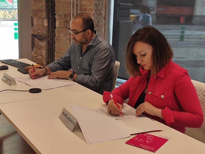 El secreteraio general de CC.OO. De Catalunya, Javier Pacheco, y la secretaria General de Uatae, María José Landaburu, firmando un convenio de colaboración