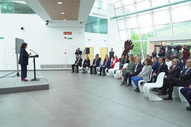 Vista general de la intervención de la presidenta del Gobierno de La Rioja, Concha Andreu, en una rueda de prensa, en el Museo Würth, a 25 de mayo de 2022, en Agoncillo, La Rioja, (España). 