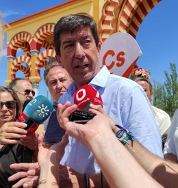 Juan Marín atiende a los medios junto a Ángel Pimentel en la Feria de Córdoba.