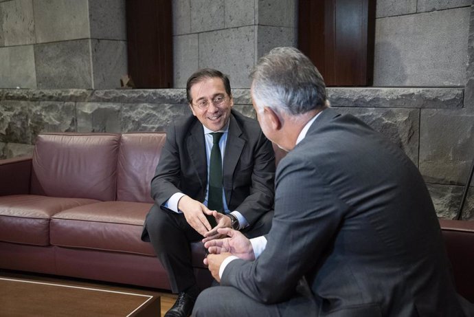 El ministro de Asuntos Exteriores, Unión Europea y Cooperación, José Manuel Albares (i) y el presidente de Canarias, Ángel Víctor Torres (d), durante su reunión en la sede de Presidencia del Gobierno