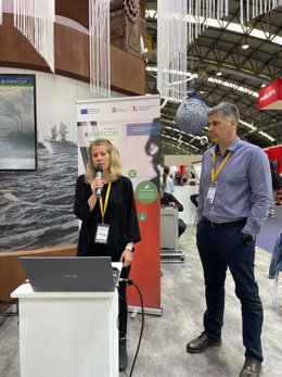 Oihane Cabezas (centro tecnológico AZTI) y Javier Valero de Opromar, en la presentación del proyecto ENERCOM, en la feria Navalia 2022.