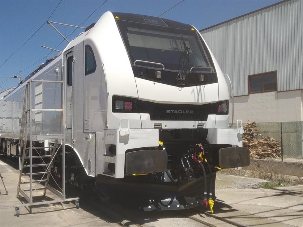 Archivo - Locomotora Eurodual de Stadler Valencia