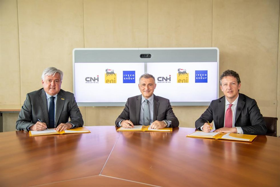 De izquierda a derecha: El presidente de New Holland Agriculture, Carlo Lambro, el director general de Recursos Naturales de Eni, Guido Brusco y el vicepresidente 'senior' de Relaciones Institucionales y Sostenibilidad de Iveco Group, Michele Ziosi.