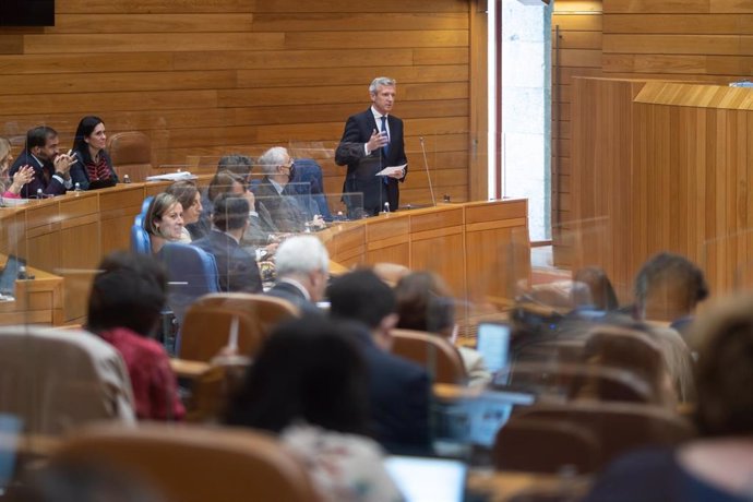 El presidente da Xunta, Alfonso Rueda, responde a las preguntas de los grupos en el pleno de la Cámara gallega