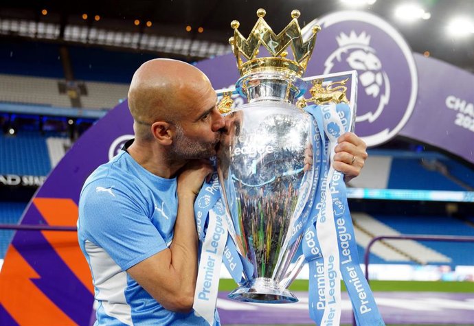 El entrenador del Manchester City, Pep Guardiola, con el trofeo de la Premier League 2021/22