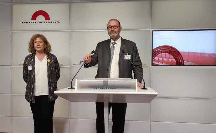 El presidente de Plataforma per la Llengua, scar Escuder, en rueda de prensa en el Parlament