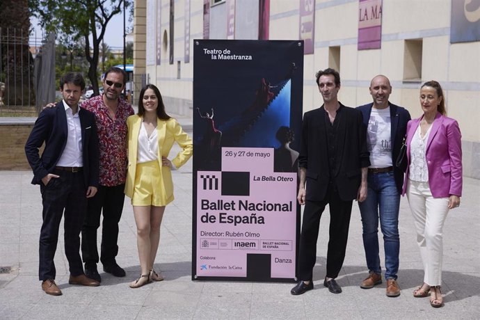 Foto de familia durante la presentación de 'La Bella Otero' del Ballet Nacional de España en Teatro de la Maestranza, a 25 de mayo de 2022 en Sevilla (Andalucía, España)