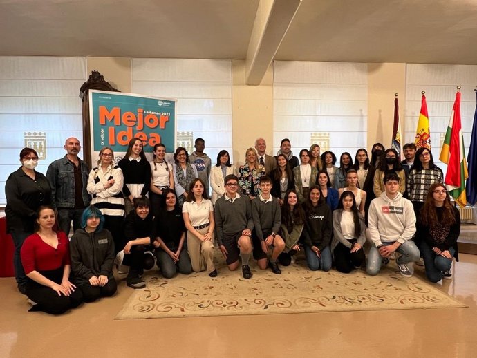 El alcalde entrega los diplomas del IX Certamen Mejor Idea de 2022 de la Red de Puntos de Información Juvenil