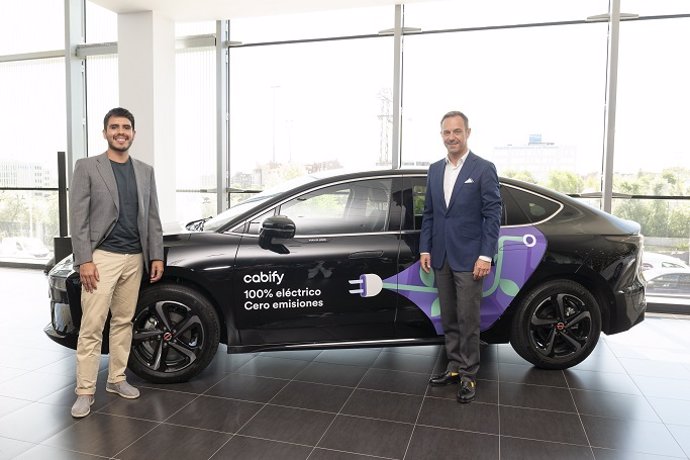 Daniel Bedoya, director regional de Cabify en España, y Sebastián Guigues, director general de Renault, Alpine y Mobilize Iberia