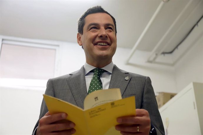 El presidente de la Junta de Andalucía, Juanma Moreno, realiza una visita institucional al CEIP Giner de los Ríos donde cursó sus estudios de Educación General Básica, EGB a 25 de mayo de 2022 en Málaga, Andalucía.