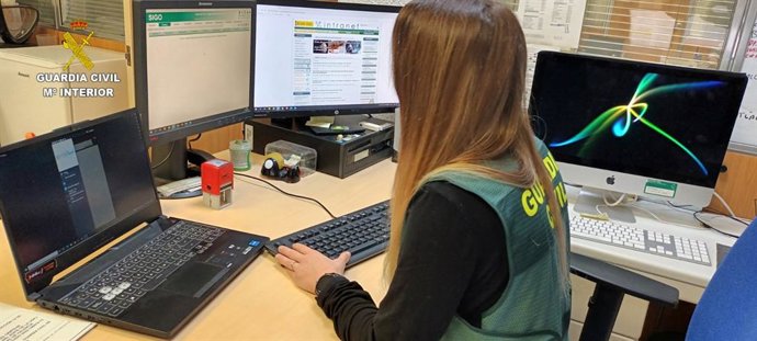 Agente de la Guardia Civil en tareas de investigación