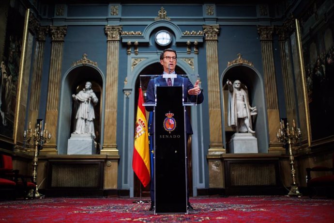 El presidente del PP, Alberto Núñez Feijóo, responde a los medios tras tomar posesión de su acta de senador, en el Senado, a 25 de mayo de 2022, en Madrid (España). Feijóo toma cargo de su escaño en el Senado, justo un día después de ser elegido senador