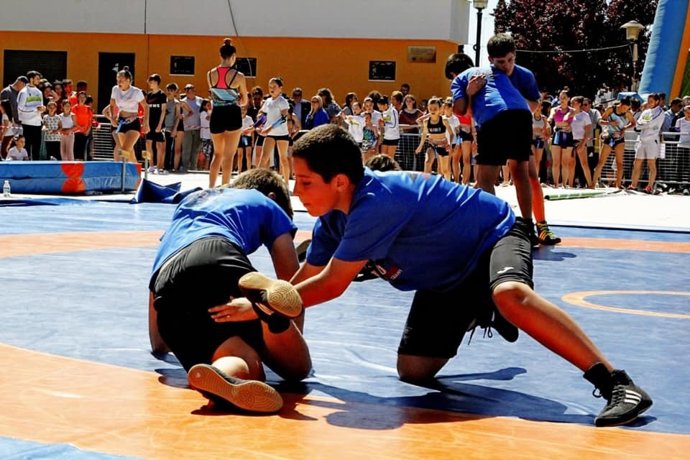La lucha libre es una de las actividades deportivas municipales que se desarrollan en Alcalá de Guadaíra.
