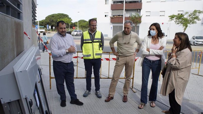 La candidata número uno del PP por la provincia de Huelva a las próximas elecciones andaluzas, Loles López, en su visita a las actuaciones en Punta Umbría.