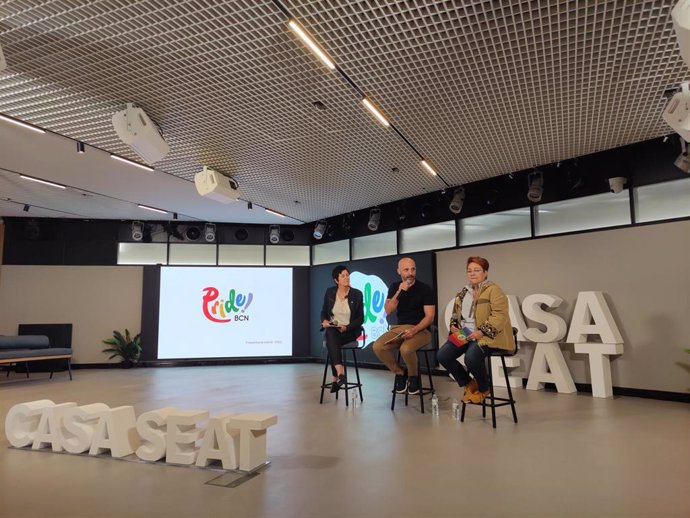 De izquierda a derecha, la directora del Área Social y Relaciones con Entidades Pride! Barcelona, Maria Giralt, el presidente del Comité Organizador, Ferran Poca, y la representant de las entidades del Pride! Barcelona Katy Palls