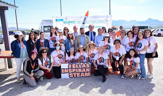 El consejero de Educación entregó el reconocimiento especial '#EllasInspiranSTEAM' a las jóvenes que han participado en el concurso.