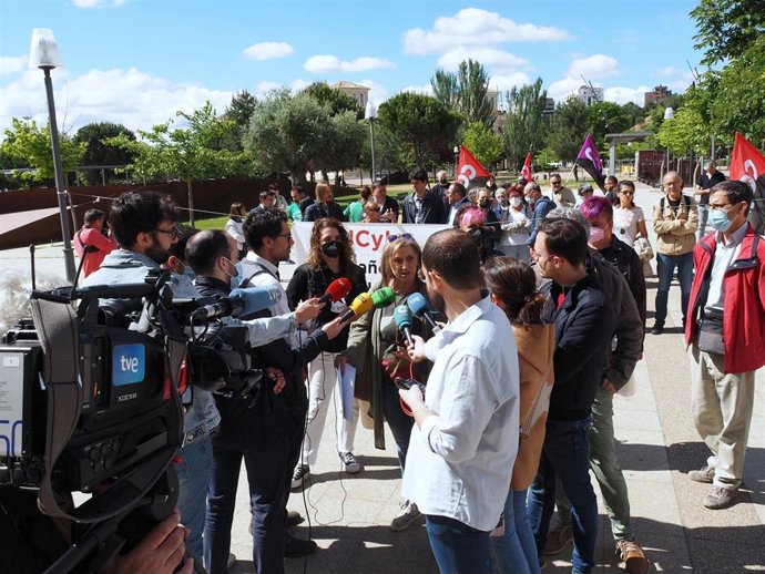 Concentración de familias de niños con necesidades especiales ante las Cortes de Castilla y León.