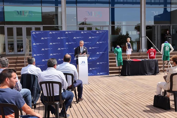 El presidente de la Diputación, Francisco Salado, presenta la nueva equipación de las escuelas deportivas