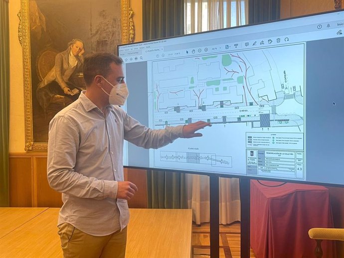 Archivo - El concejal de Obras Públicas y Proyectos de Ciudad del Ayuntamiento de Gijón, Olmo Ron, durante la presentación de la remodelación de la calle Río Eo (Archivo)