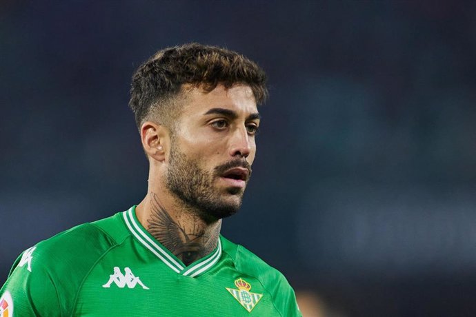 Archivo - El jugador del Betis Víctor Camarasa durante el partido ante el Alavés en el Benito Villamarín de LaLiga Santander 2021-2022.