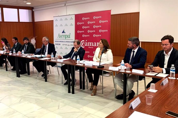 La consejera de Agricultura participa en un encuentro con empresarios en Almería.