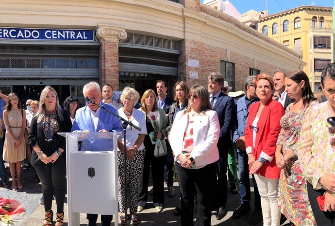 Alicante conmemora a las víctimas del bombardeo del Mercado Central con un acto marcado por la sobriedad y solemnidad