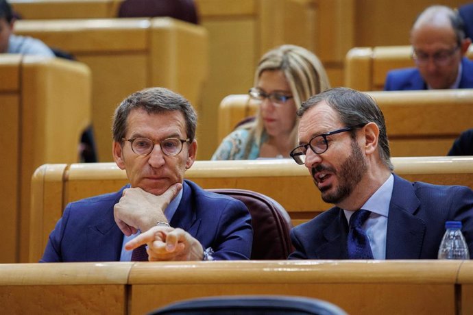 El presidente del PP, Alberto Núñez Feijóo (i), y el portavoz del Grupo Parlamentario Popular en el Senado, Javier Maroto, conversan en el acto en que Feijóo ha tomado posesión de su acta de senador, en el Senado, a 25 de mayo de 2022, en Madrid (España