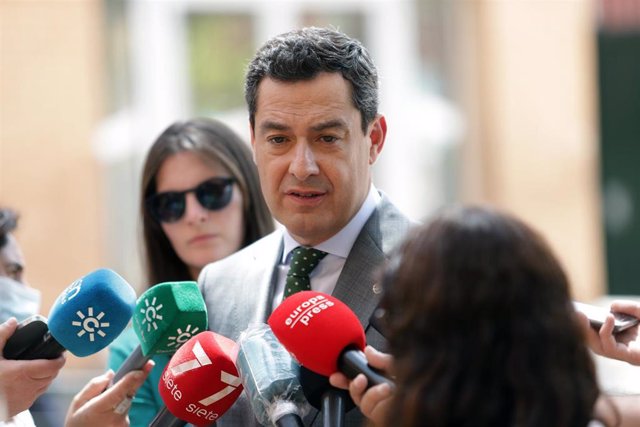 El presidente de la Junta de Andalucía, Juanma Moreno, atiende a los medios 
