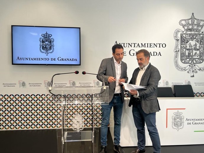 El concejal de Turismo de Granada, Eduardo Castillo, y el portavoz del equipo de gobierno local de Granada, Jacobo Calvo, en rueda de prensa.