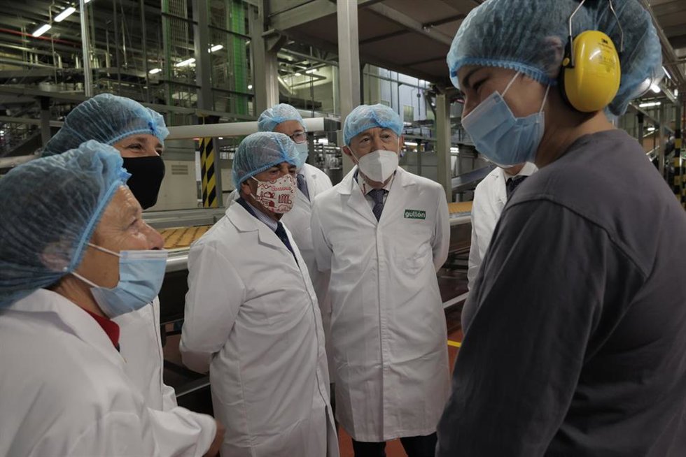 El presidente de Cantabria, Miguel Ángel Revilla, y el consejero de Industria, Javier López Marcano, visitan Gullón