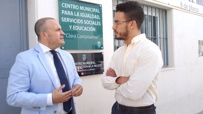 Julio Díaz, cabeza de lista de Cs por Huelva a las elecciones del 19J, acompañado por José Cruz, número 3 de la candidatura y teniente de alcalde de Aljaraque, ante el Centro Municipal de Información de la Mujer del municipio.