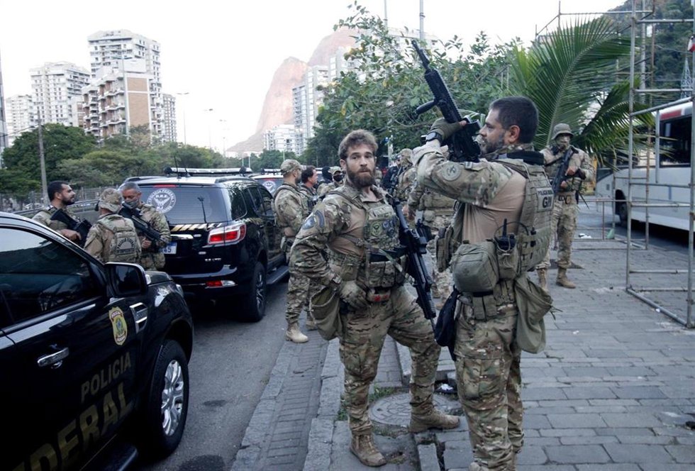 Archivo - Agentes de la Policía Militar de Brasil durante un operativo en una favela de Río de Janeiro (archivo).