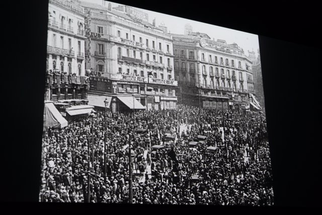 Proyección de una de las cintas recuperadas en el acto de presentación de la recuperación de imágenes sonoras de la II República, en el Centro de Conservación y Restauración de la Filmoteca Española