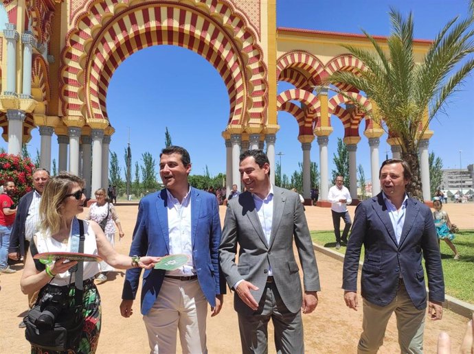 El presidente del PP de Andalucía y candidato a presidir la Junta de Andalucía en las próximas elecciones autonómicas, Juanma Moreno, en la Feria de Córdoba.