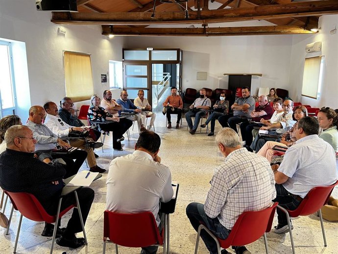 Reunión de alcaldes de la Mancomunidad Sierra de Montánchez con responsables de la Diputación de Cáceres