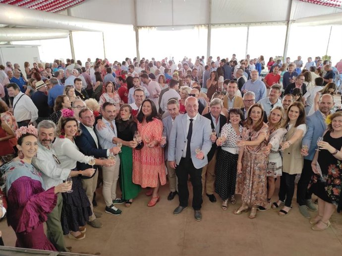 El presidente de la Diputación, Antonio Ruiz (centro), brinda con miembros de la Corporación provincial en la recepción en la caseta de la institución provincial en la Feria de Córdoba.