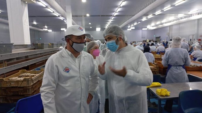 El candidato a la Presidencia de la Junta de Andalucía por Andaluces Levantaos, Modesto González, en su visita a Usisa.