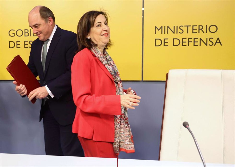 El ministro de Defensa de Reino Unido, Ben Wallace y la ministra de Defensa, Margarita Robles, a su llegada a una rueda de prensa tras su reunión en la sede del Ministerio
