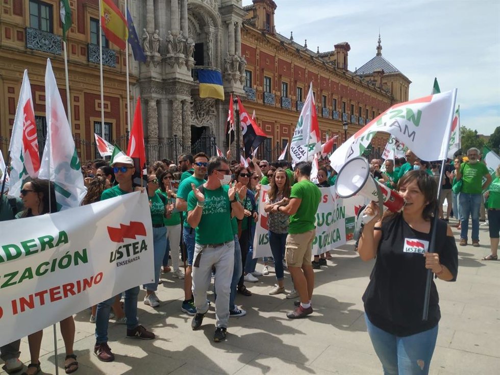 Ustea y CGT se concentran en Sevilla por procesos de estabilización "reales"