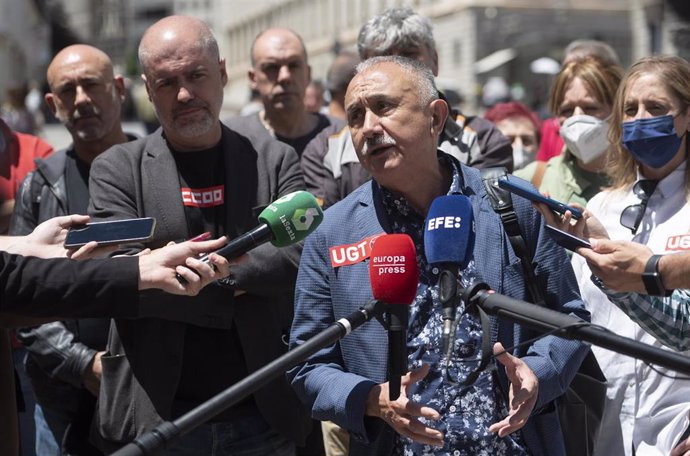 El secretraroo general de UGT, Pepe Álvarez, ofrece declaraciones a los medios durante una concentración de asociaciones de víctimas y sindicatos, frente al Congreso 